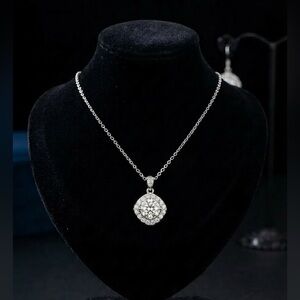 NWT ✨ Stunning 2ct Halo Moissanite Necklace with GRA✨